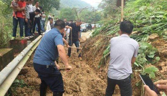 安徽霍邱县普降大到暴雨 这几条路段交通中断禁止车辆通行