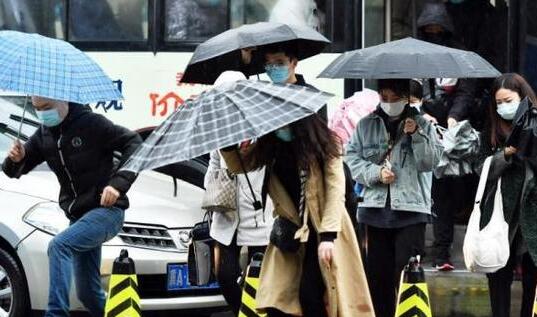 未来三天四川多强降雨天气 市民雨天出行注意交通安全