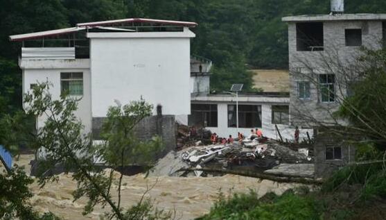 湖北巴东境内暴雨引发泥石流 部分道路塌方126人被紧急转移