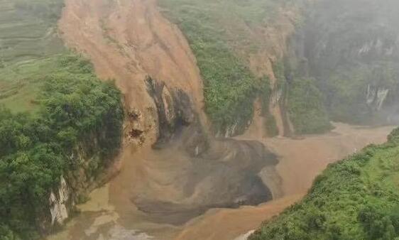 湖北恩施沙子坝出现大面积滑坡 请城区居民不要到清江边上走动