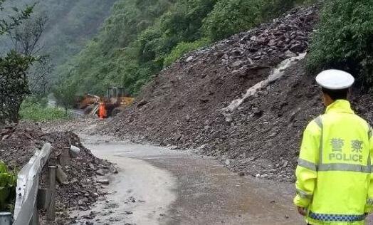 安徽霍邱县普降大到暴雨 这几条路段交通中断禁止车辆通行