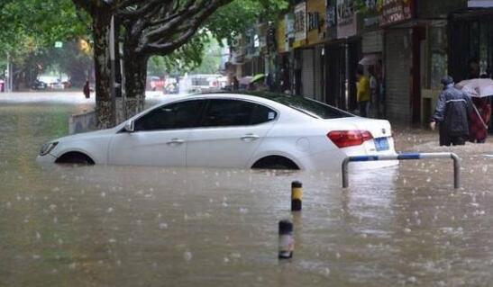 哈尔滨暴雨伴有较强雷电大风 轿车被淹行人寸步难行