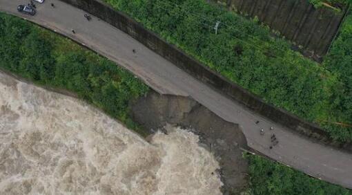 西藏林芝暴雨318国道路段发生垮塌 目前人员和车辆无法通行