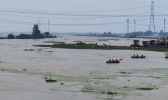 安徽庐江石天河连河段堤防发生塌陷 目前圩区大批人员已疏散完毕