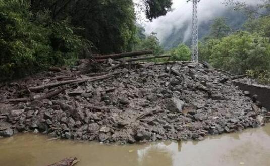 西藏林芝暴雨318国道路段发生垮塌 目前人员和车辆无法通行