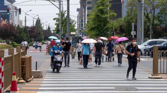 广东“炎值”飙至38℃伴有雷阵雨 市民出行需防高温和雷雨