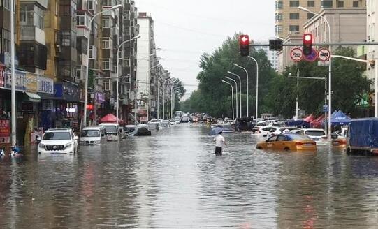 哈尔滨暴雨伴有较强雷电大风 轿车被淹行人寸步难行