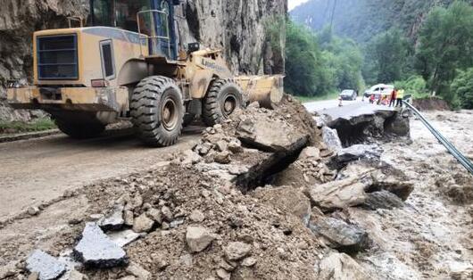 四川甘孜州暴雨部分道路被淹 截止目前已恢复交通10处