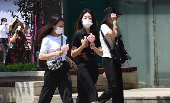 重庆高温来袭气温突破37℃ 市民外出最好备把遮阳伞