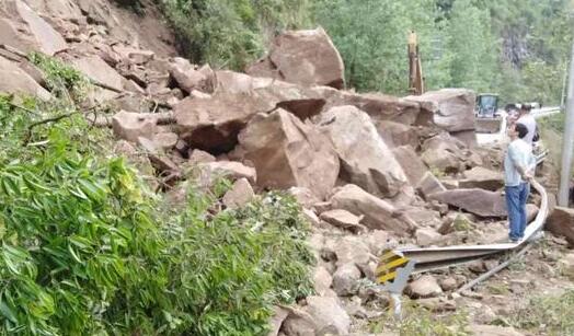 重庆万州暴雨40多处泥石流塌方 目前道路仍在抢修中