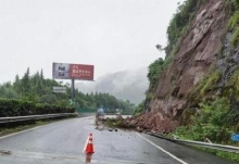 重庆万州暴雨40多处泥石流塌方 目前道路仍在抢修中