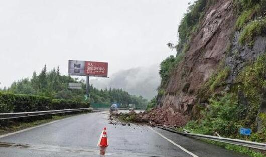 重庆万州暴雨40多处泥石流塌方 目前道路仍在抢修中