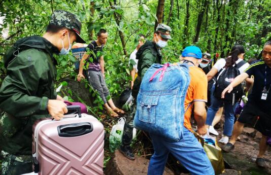 重庆万州机场发生塌方现象 1500名旅客被滞留在机场