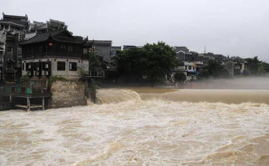 湖南持续强降雨可能引发山洪 益阳长沙等地积水严重