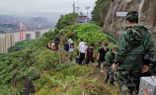 重庆万州机场发生塌方现象 1500名旅客被滞留在机场