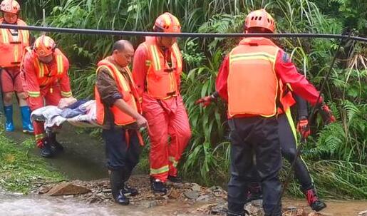 湖南怀化暴雨引发山体滑坡 消防员连夜营救8名被困群众