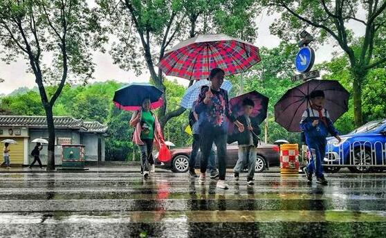 今天江苏境内仍有阵雨或雷雨 南京气温跌至27℃体感凉快