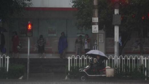 四川局地仍有雷雨或阵雨 今日成都有暴雨气温仅23℃