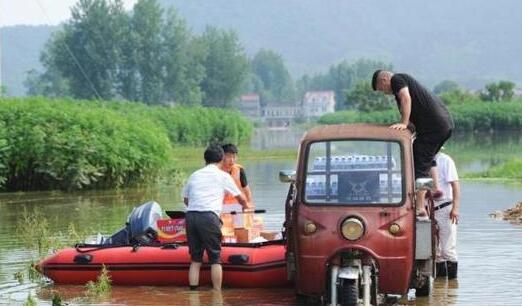 挖掘机洪水中挡住客车救下14人 画面十分惊险!