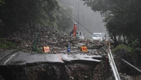 日本暴雨致4处决堤泛滥 超2000人前往避难所避难