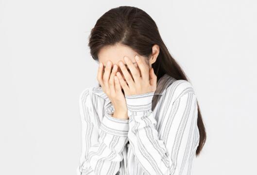 为什么一般人在哭泣时也会流鼻涕 人哭的时候为什么会流鼻涕