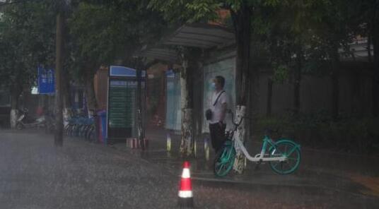 今起海南迎大范围强降雨 大部地区高温暂缓仅30℃出头