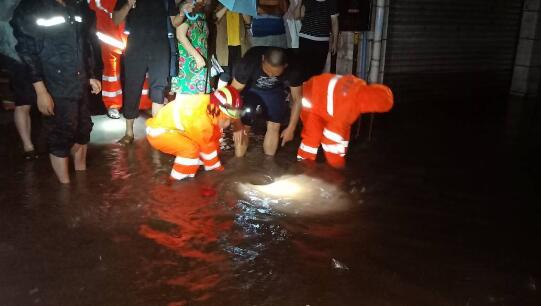 四川大英县暴雨村民被洪水围困 消防员连夜转移29名被困群众