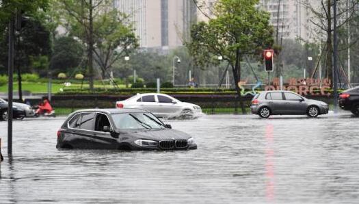 成都暴雨蓝色预警降雨量100毫米以上 气温普遍25℃左右体感凉快