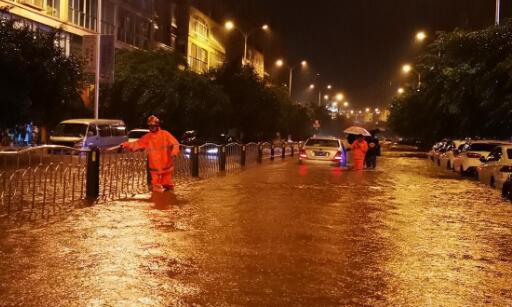 四川大英县暴雨村民被洪水围困 消防员连夜转移29名被困群众