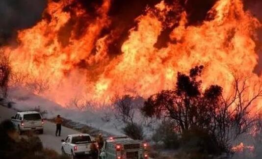 美国加州山火烧毁超60平方千米土地 7800名居民被迫紧急撤离