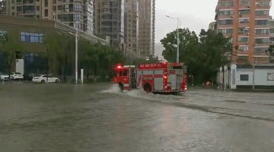 浙江乐清江河水位暴涨 道路被滔滔江水“吞噬”