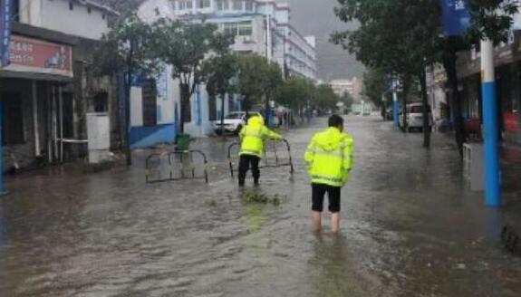 台风“黑格比”过境乐清市区一片狼藉 浙江乐清内涝多车被淹现场图