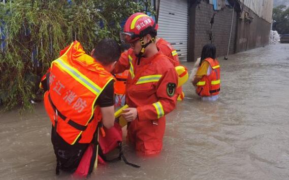 台风“黑格比”携狂风暴雨光顾温州 消防及时营救转移近50名被困群众