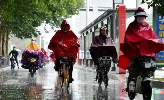 北京多地发布雷电蓝色预警 市民们出行需携带雨具