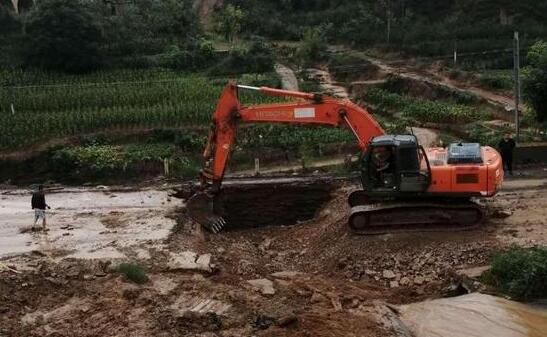 陕西榆林暴雨部分道路损毁 无人员伤亡道路正在抢修中