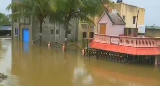 印度降雨致河流水位上涨 一船只发生倾覆已造成5人死亡