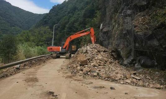 宁波海曙区一路段出现山体滑坡 无人员伤亡道路抢修中