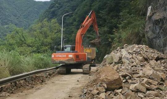 宁波海曙区一路段出现山体滑坡 无人员伤亡道路抢修中