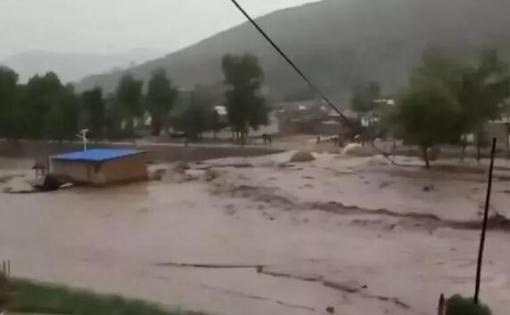 甘肃宕昌县发生洪水部分村庄被淹 暂未收到人员伤亡报告