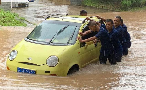 云南普洱突发泥石流最新消息 11人被困消防救援队全力搜救中