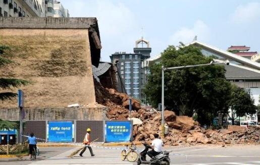 西安城墙坍塌系连续大雨所致 目前坍塌段周边已设置警戒线