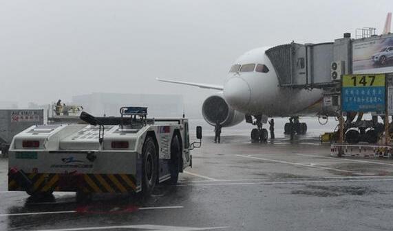 受雷暴强降雨的影响 今日成都双流机场150个航班延误