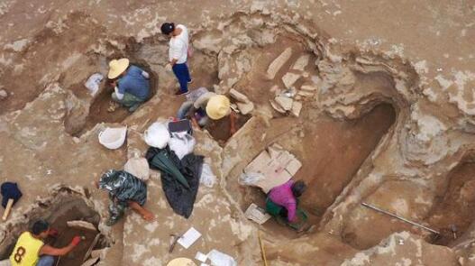 丽江发现春秋战国时代古墓群 现场墓坑头骨数量多达19个