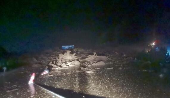 京昆高速四川雅西段因暴雨发生塌方 目前未造成人员伤亡