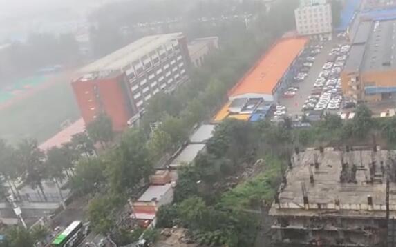 北京今日大雨如注 局地有大暴雨且雨势猛烈