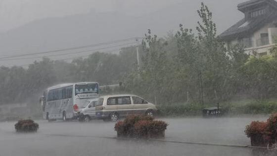 北京暴雨围城降雨量突破100毫米 市排水集团启动防汛特级响应