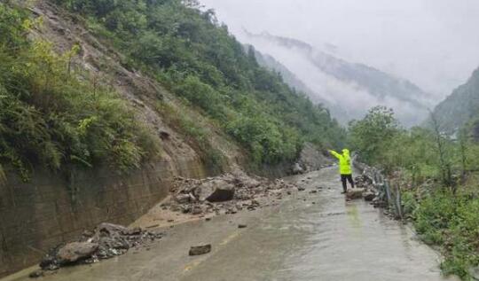强降雨导致四川全省10.7万人受灾 多条公交停运部分列车晚点