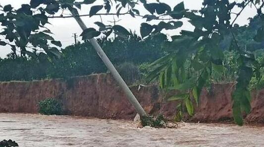 雅安暴雨致部分道路塌方严重 市内部分客运班线停运