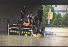 河北运钞车遭遇严重积水 水位深度达1.2米