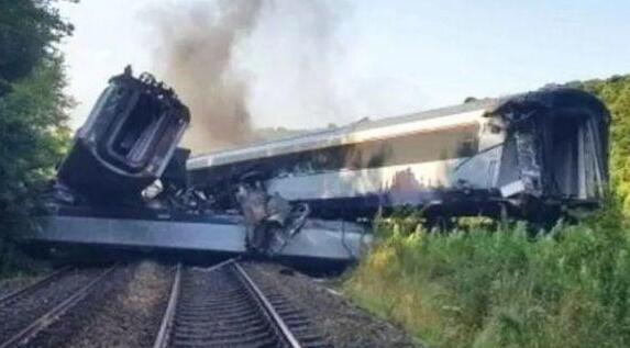 苏格兰一列火车意外脱轨是怎么回事  3人死亡事故现场冒浓烟